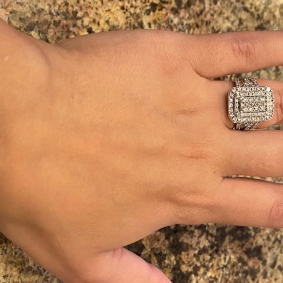 Engagement ring - Picture 2 of 10